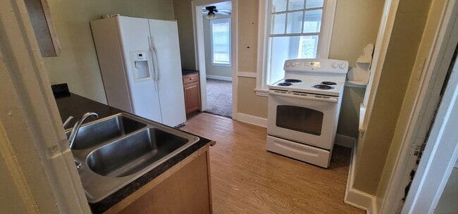 Building Photo - Duluth, MN. 4 bedroom - 1 bath - 1 off street parking - Single Family Home.