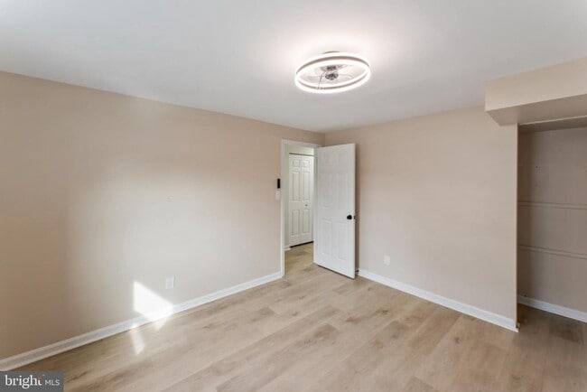 Building Photo - 8213 Roxbury Dr