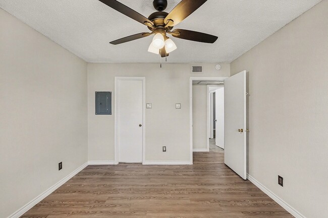 Building Photo - 3621 W Northgate Dr