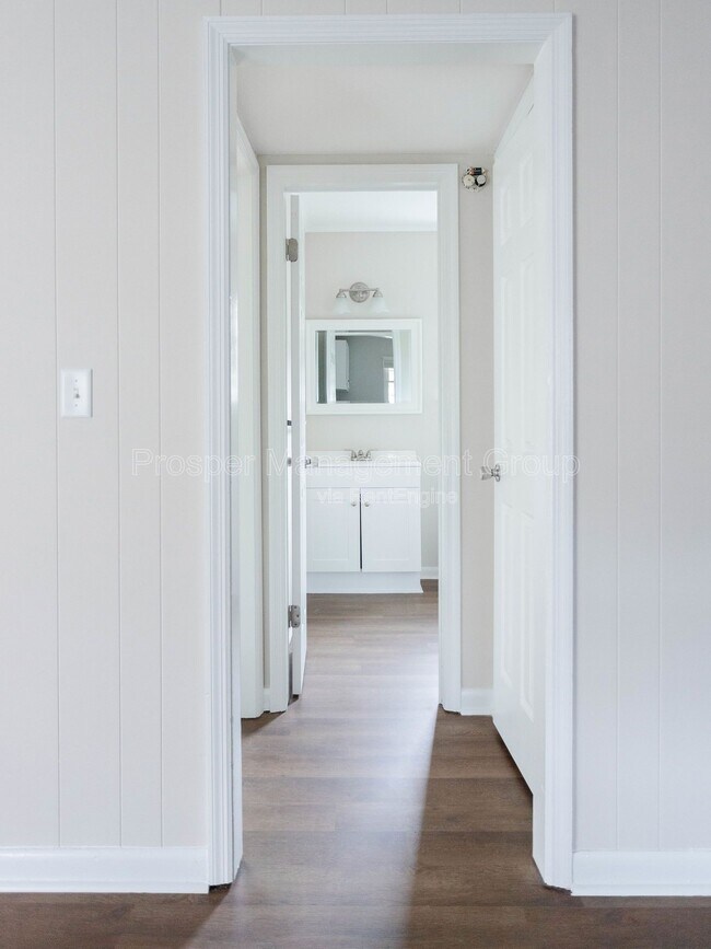 Building Photo - 867 Colony Dr