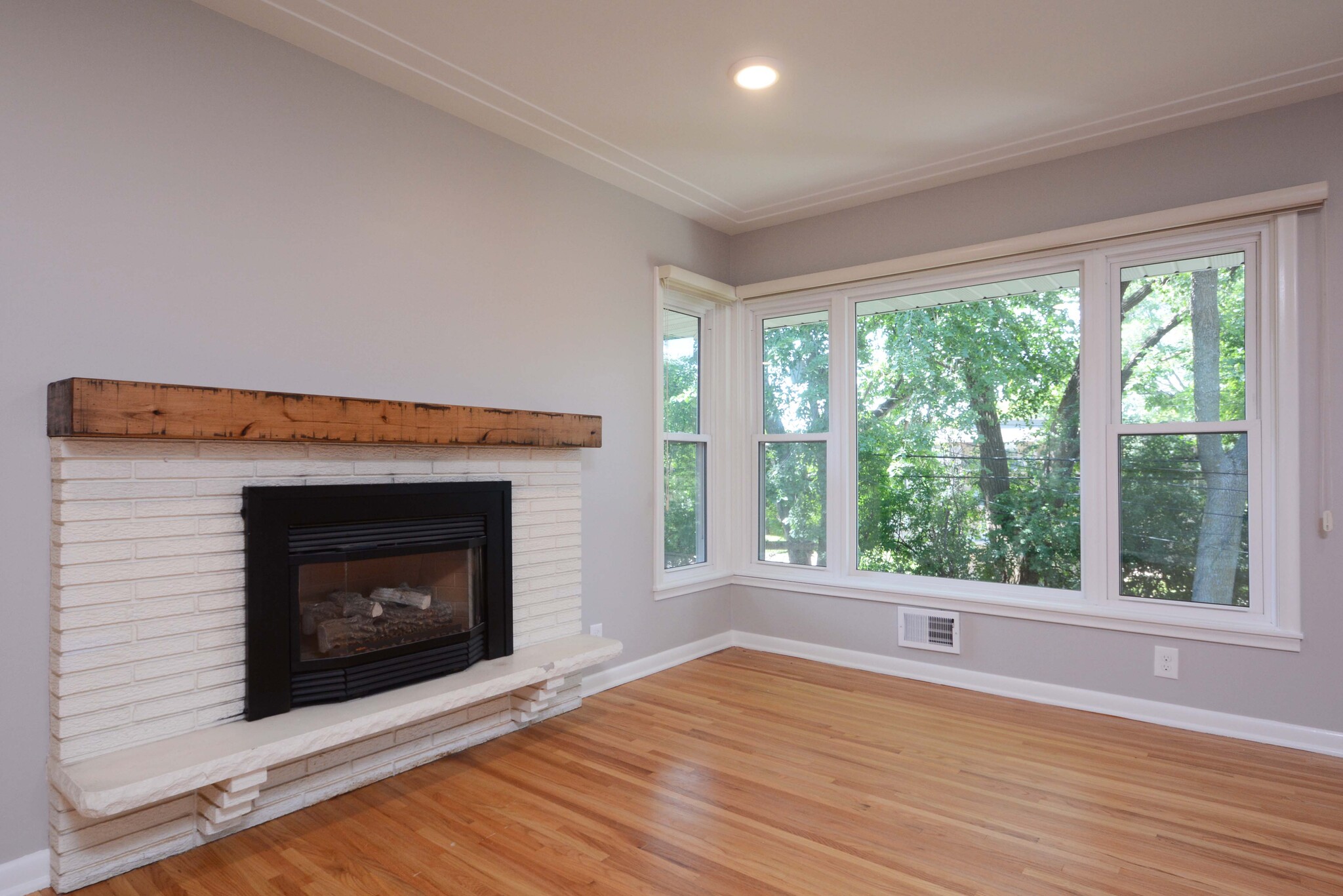 Gas Fireplace and wood mantle - 5206 Grandview Ln