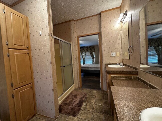 Building Photo - Spacious 4 bedroom/2 bath home for rent - ...