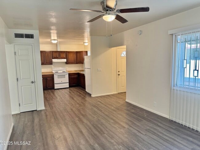 Building Photo - 3323 E Blacklidge Dr