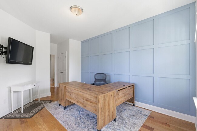Building Photo - Luxury Executive Living in Sought-After Franklin Community