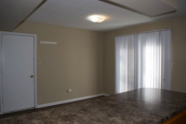Building Photo - Nice 3 Bedroom 2.5 Bathroom Townhome