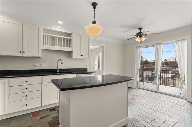 Building Photo - 10323 Canterbury St