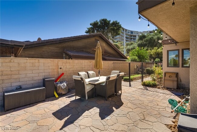 Building Photo - 840 Pinehurst Dr