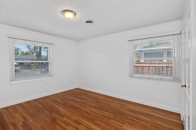 Building Photo - Lovely College Area Home