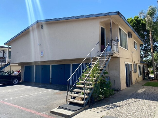 Building Photo - Remodeled 3 Bedroom 1 Bath Plus Single Car Garage