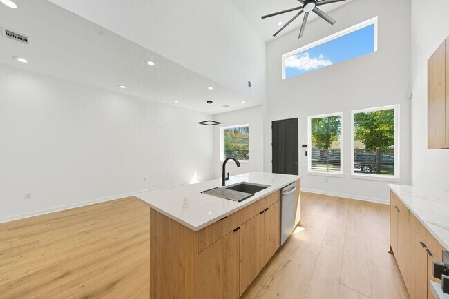 Building Photo - 5029 Van Fleet St