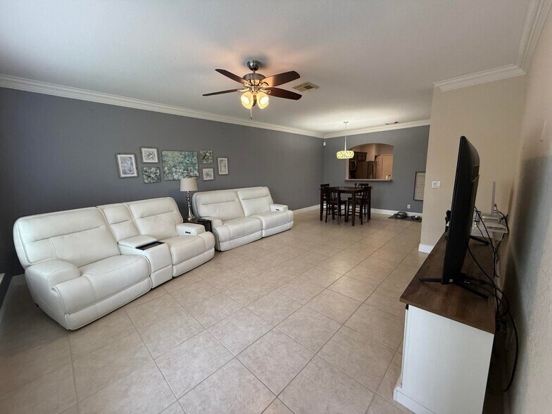Building Photo - 2136 Oakmont Dr