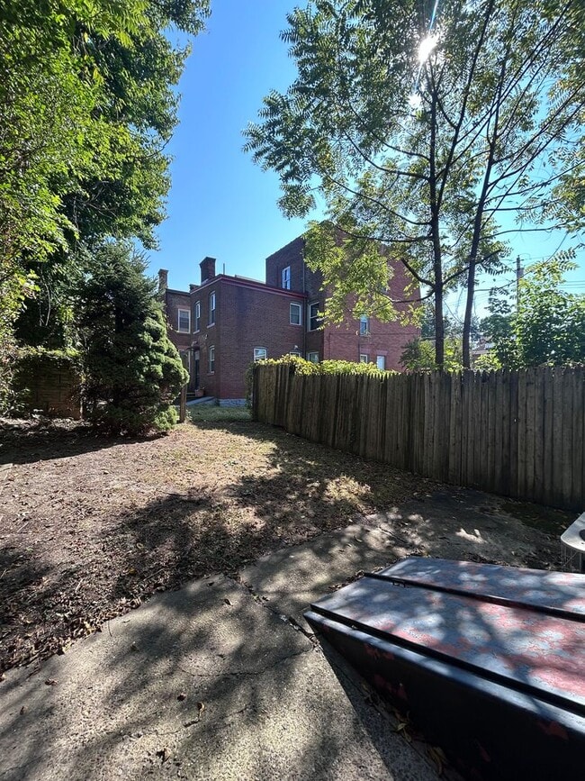 Building Photo - 5 Bedroom 1.5 Bath Home| Brighton Heights ...