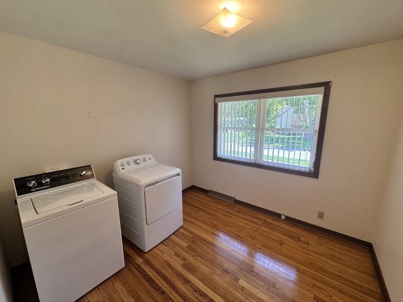 Building Photo - 860 3rd St