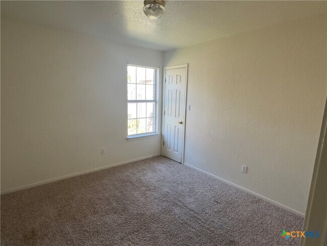 Building Photo - 3900 Hitchrock Dr