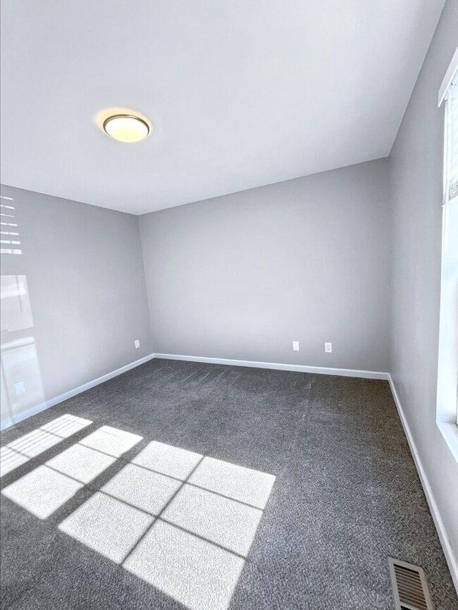 Building Photo - 3-Bedroom Home with Convenient Access to N...