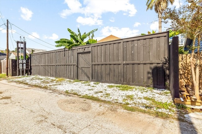 Building Photo - 2817 Avenue Q