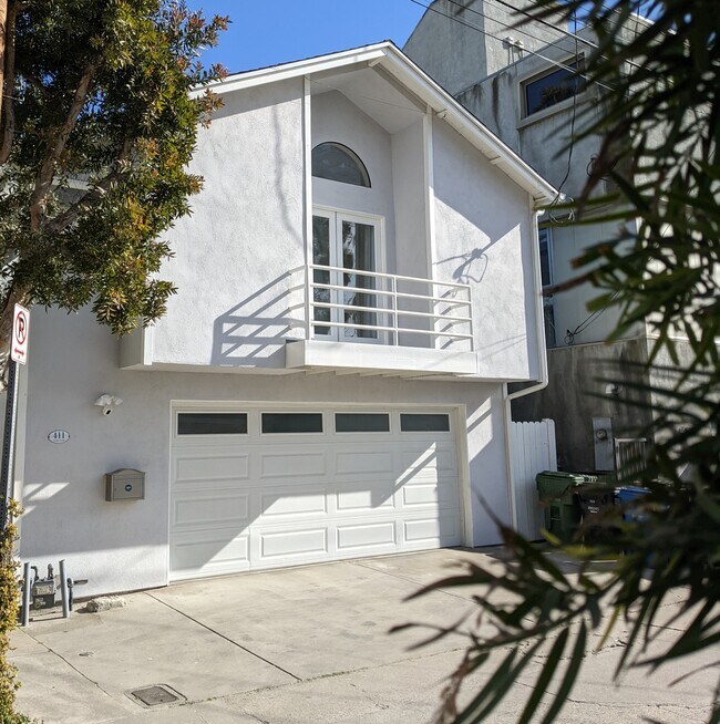 Building Photo - 411 Linnie Canal