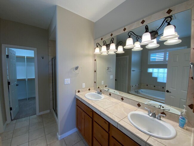 Building Photo - 3 Bedroom Townhome Available Near Wyoming Blvd NE & Paseo Del Norte Blvd NE!