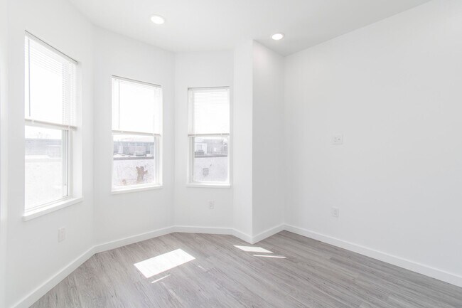 Building Photo - New! Renovated & Modern Apartment