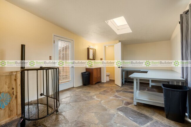 Building Photo - 1301 Alvarado Dr NE