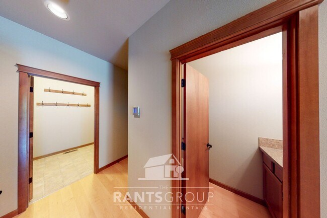 Building Photo - Beautiful Home in Hawks Prairie