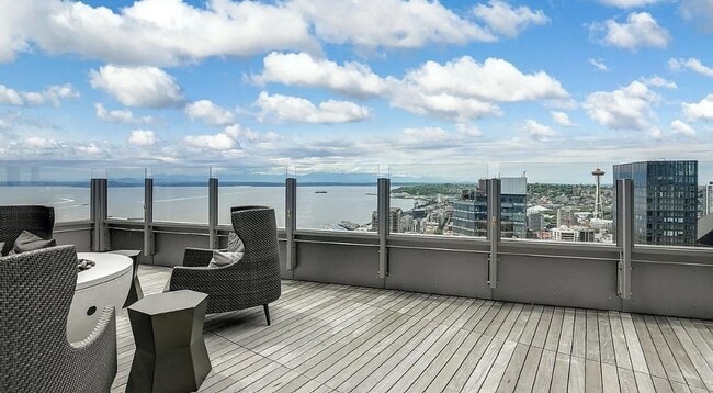 Building Photo - Newly Remodeled 1Bed/1 Bath Downtown Condo with Rooftop Deck & Luxury Amenities!