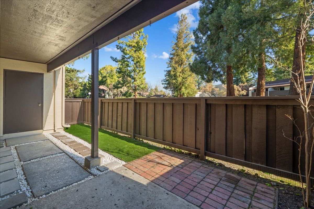 Building Photo - 999 W Evelyn Ave