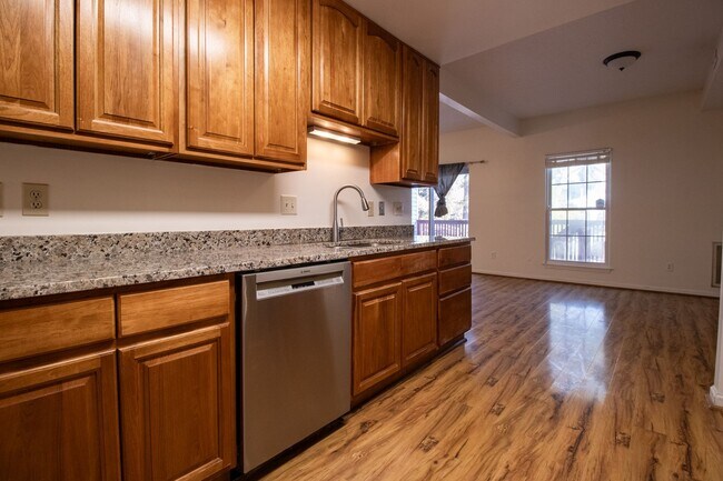 Building Photo - 3 Bedrooms, 2.5 Bathrooms Townhouse Rental