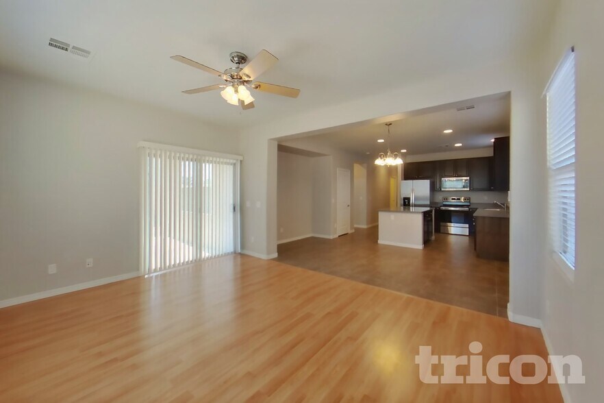 Building Photo - 880 W Busa Dr