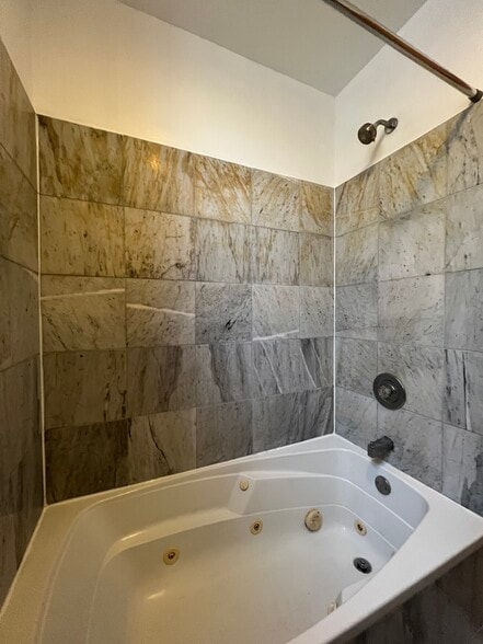 Full Bathroom - 905 N Racine Ave