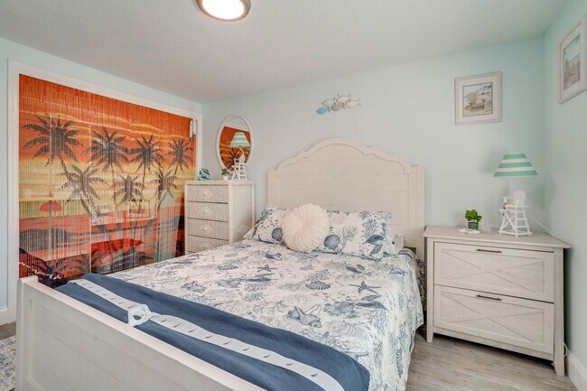 Building Photo - Fully Furnished 2BR/2BA Sarasota Home – Move-In Ready with Entertainment Room Near Siesta Key!