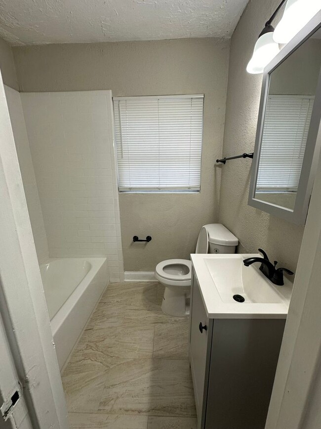 Building Photo - Newly remodeled 4 bed 2 bath home availabl...