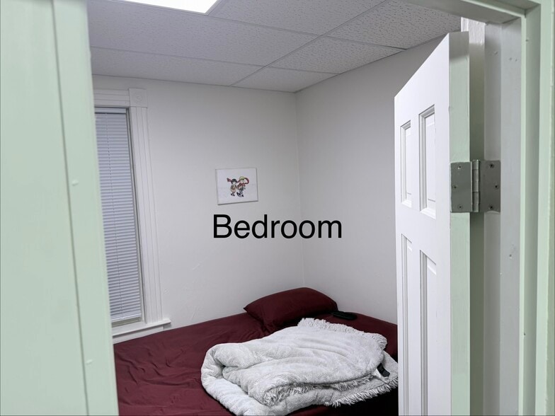 Building Photo - 10 E 5th St