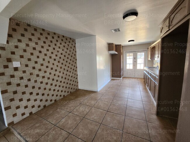 Building Photo - 3 bedroom 1 bathroom near Oswell St/ Virginia Ave