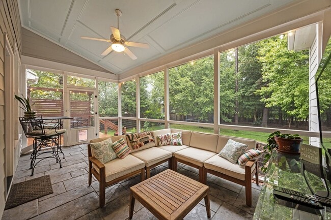 Building Photo - Spacious 4-Bedroom Home with Large Yard & ...