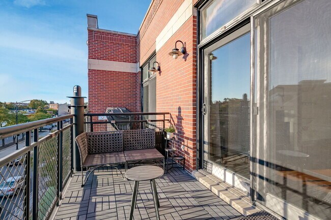 Building Photo - 2089 W Wabansia Ave