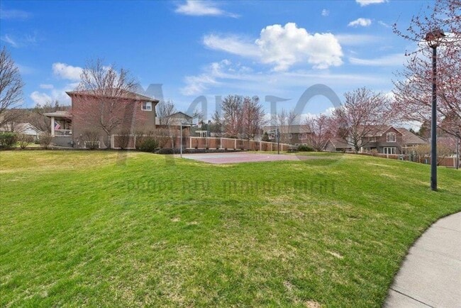 Building Photo - Spacious Trickle Creek Home