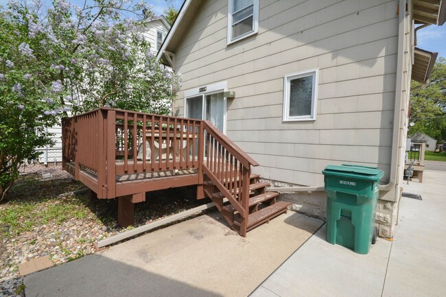 Building Photo - Adorable 2 Bedroom Home 1 Block from Sumne...