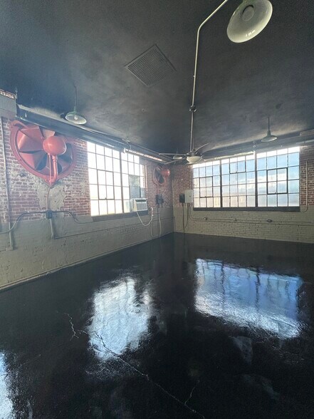 Spacious Master Bedroom w/ 64sqft. Walk-In Closet - 600 Virginia St W