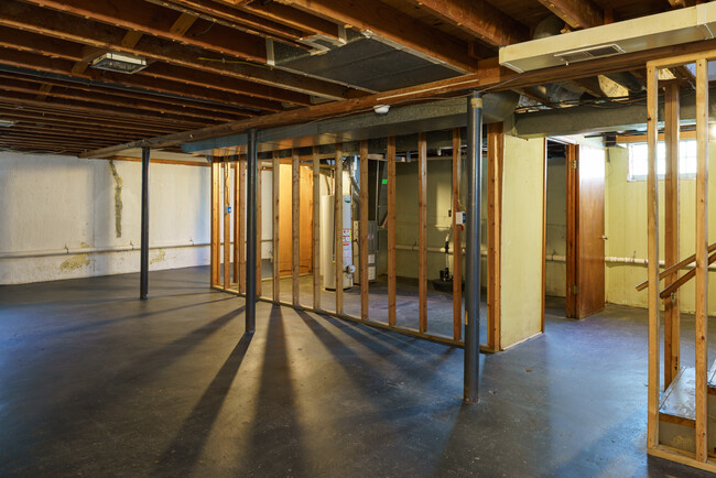 Building Photo - Super 3-brm stone ranch with basement, det...