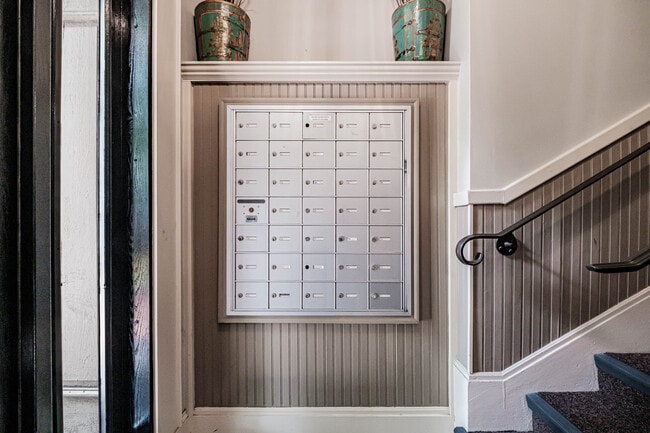 Building Photo - 197 Pine St