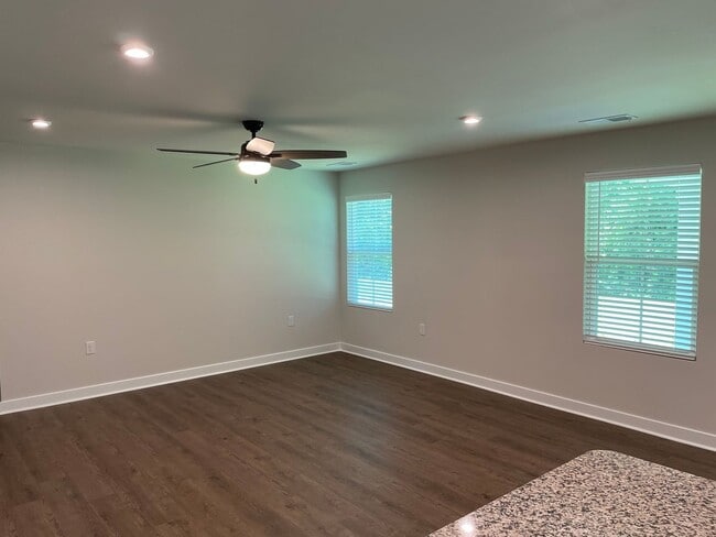 Building Photo - 3 Bedroom 2 Bathroom House In Hickman's Cr...