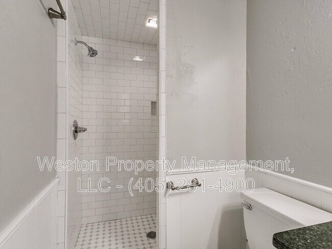 Building Photo - 1011 Crown Dr