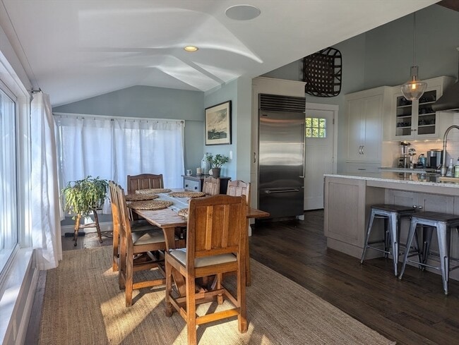 Building Photo - 37 River Rd