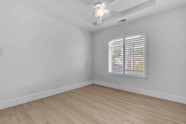 Building Photo - 1103 E Newhall Dr