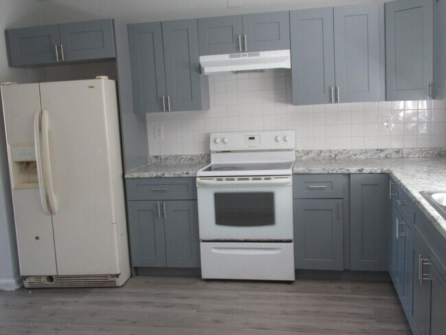 Building Photo - 1221 SW 11th Ave