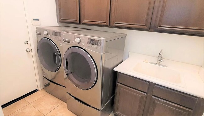 Building Photo - Hidden gem in prestigious community of Palm Desert - Convineant to access from everywhere.