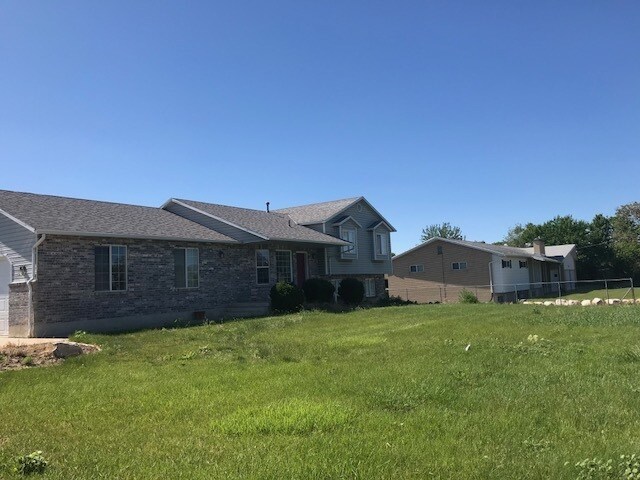 Building Photo - Beautiful home in Clinton with sport pad and playground