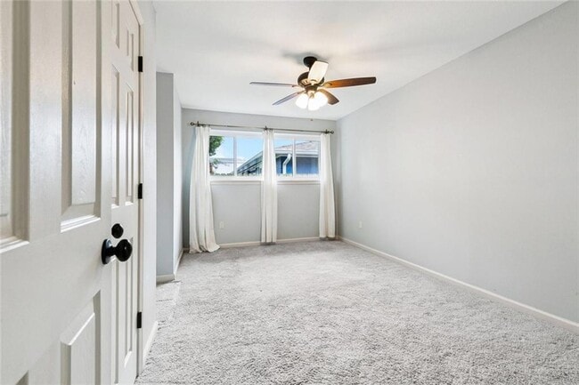 Building Photo - 1433 Poinsettia Dr