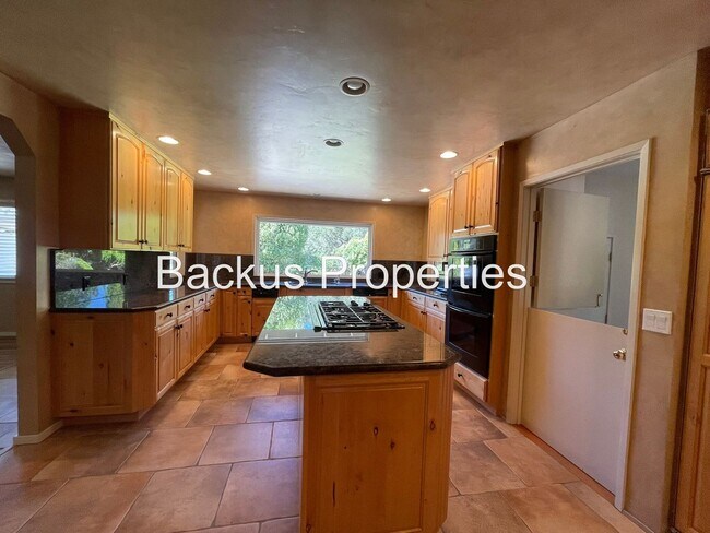 Building Photo - Beautiful home in the Heart of Monterey